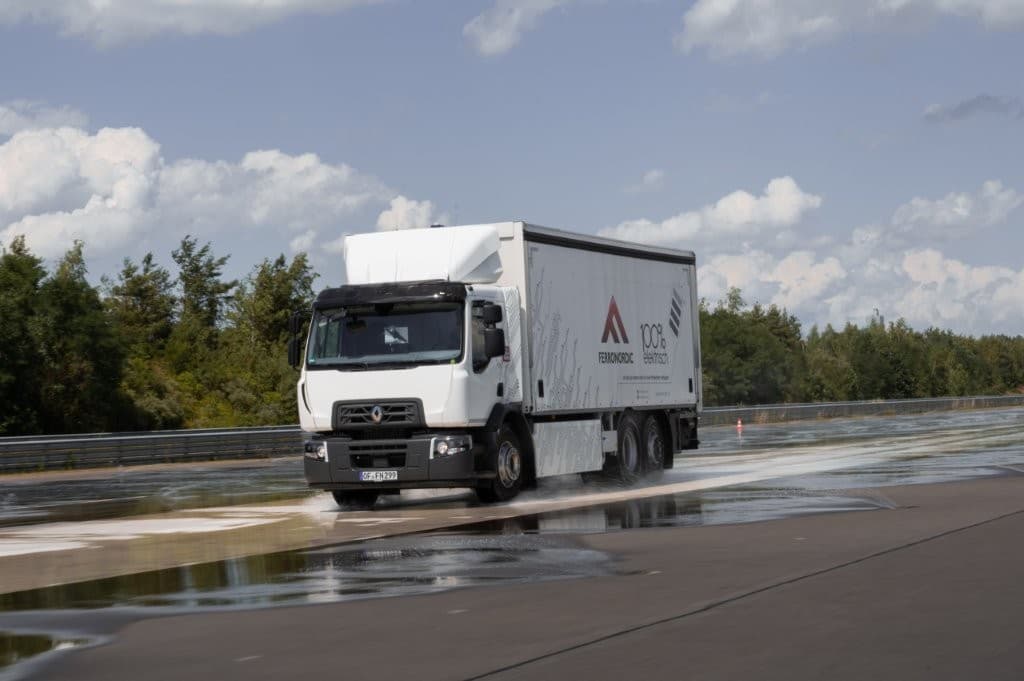 Lkw beim Fahrsicherheitstraining auf der nassen Übungsfläche