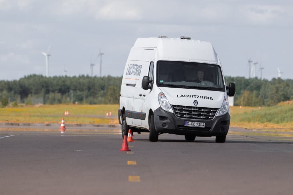 Transporter im Pylonenparcours des Übungsgeländes