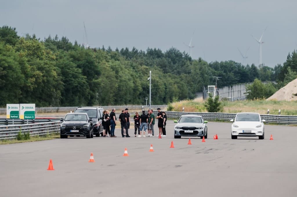 Weitwinkelblick über das Übungsgelände mit Teilnehmergruppe und Pylonenparcours