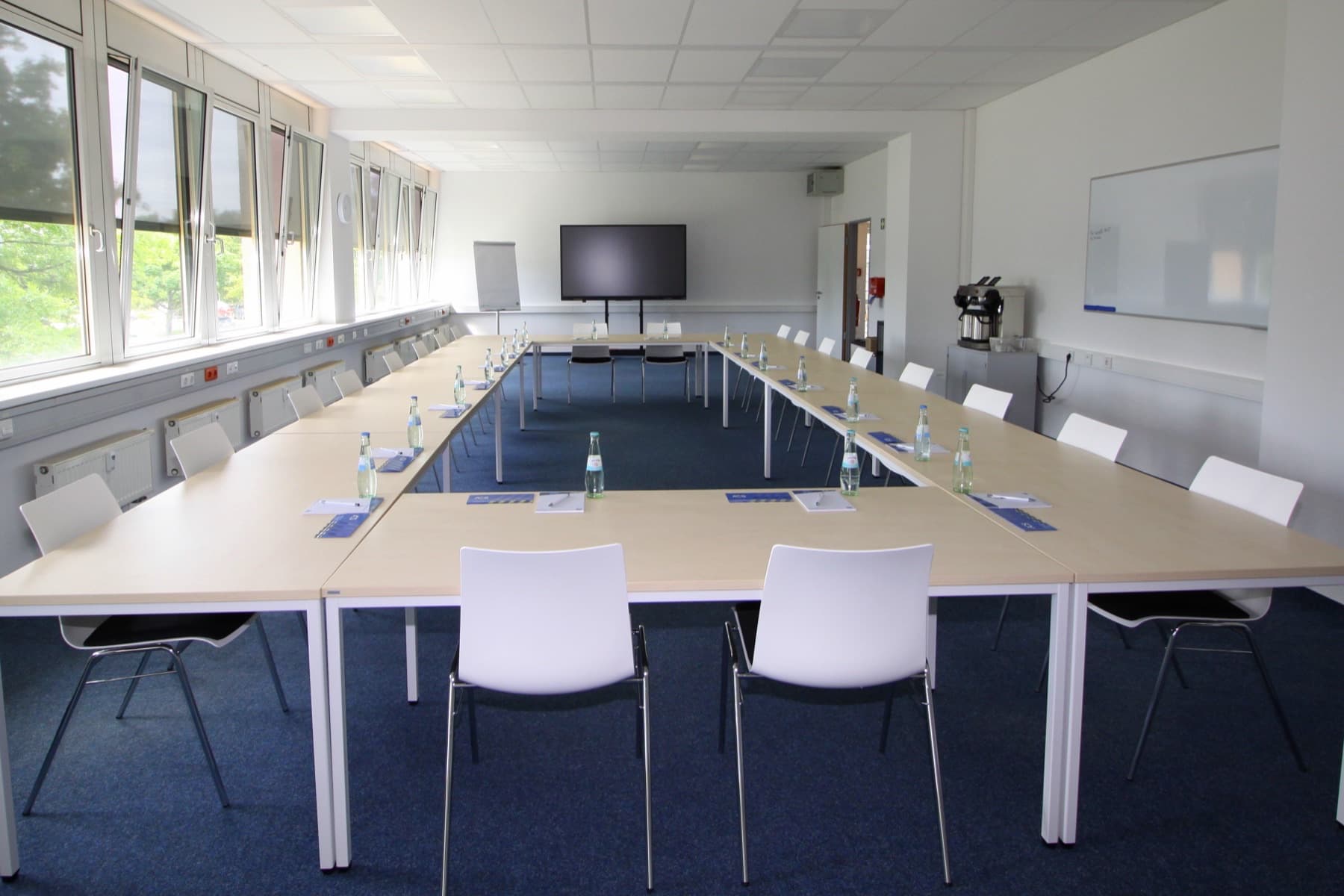 Seminarraum in U-Form-Bestuhlung mit Blick zur Fensterfront